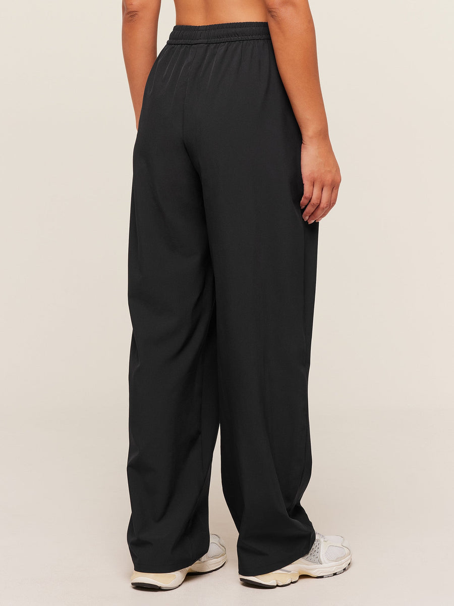 Gymshark Training Everyday Woven Straight Leg Pants — Black — 2